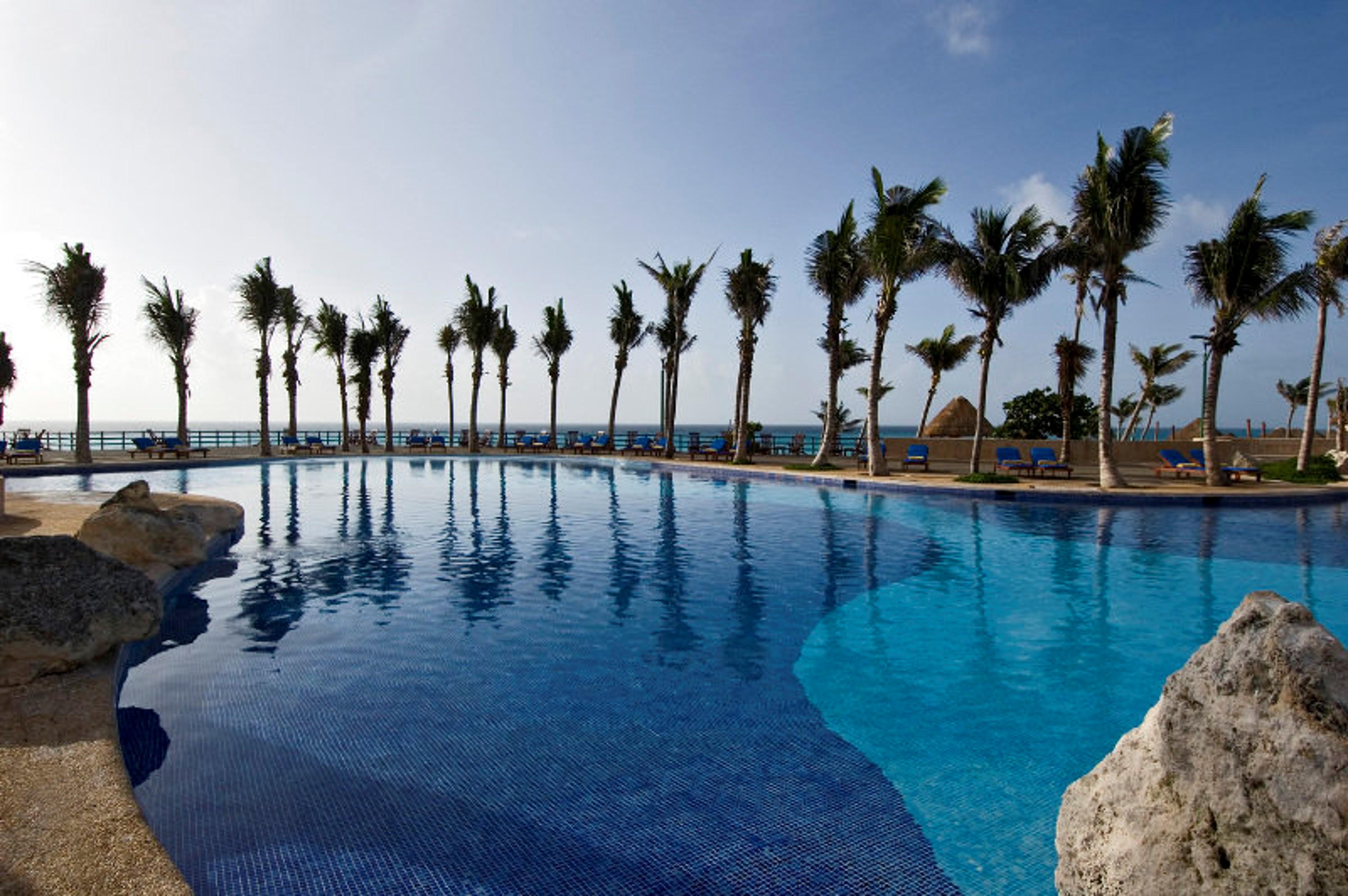 Grand Oasis קנקון מראה חיצוני תמונה Infinity pool at the Iberostar Grand Hotel Bávaro